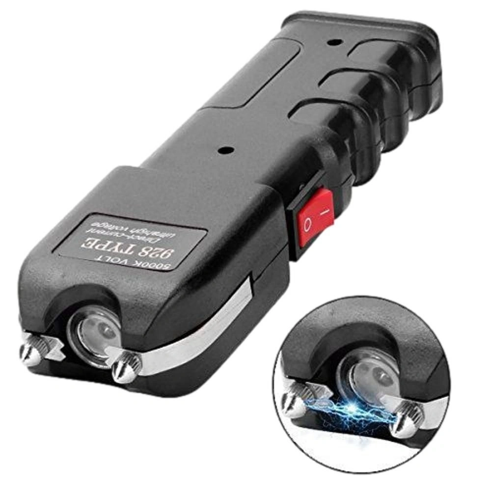 É mostrada uma lanterna LED Taser para segurança pessoal; esse dispositivo portátil preto possui um botão vermelho. Na parte frontal, são visíveis dois pinos metálicos e uma luz circular. Uma imagem inserida destaca um arco elétrico azul vívido que se forma entre os pinos.