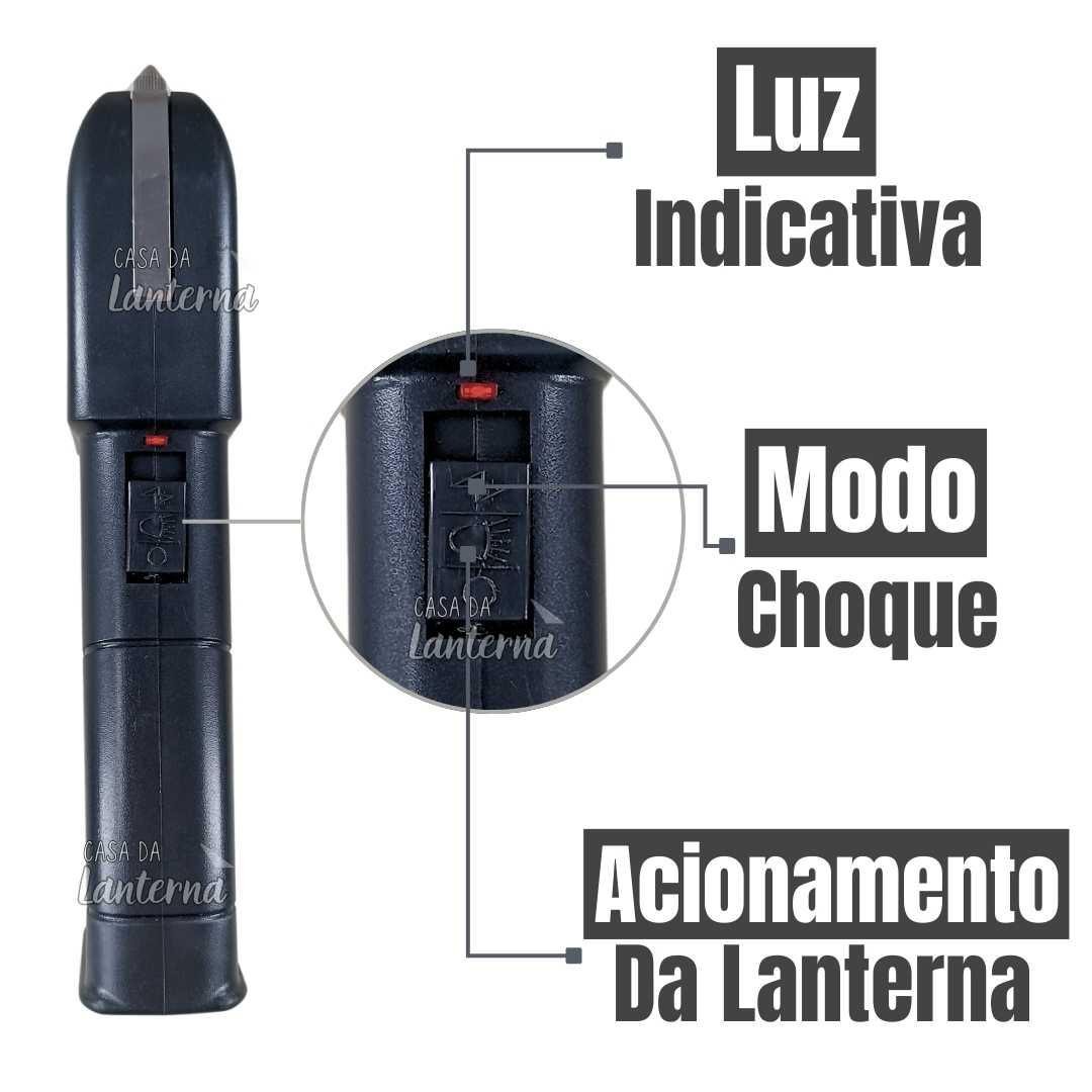 Close-up da Taser Lanterna LED para Segurança Pessoal, uma arma de choque preta e retangular com um punho texturizado e etiquetas em português que identificam a luz indicadora, o seletor de modo de choque e o botão de ativação da lanterna. Uma pequena luz vermelha é visível acima do seletor. O dispositivo foi fotografado contra um fundo branco liso.
