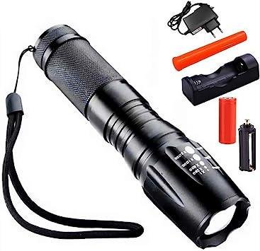 Lanterna tática militar X900 recarregável com zoom, na cor preta, com alça de pulso, adaptador de carregamento, carregador de baterias, duas baterias vermelhas e suporte para bateria, exibidos sobre fundo branco. A lanterna possui empunhadura texturizada e marcações de zoom impressas próximas à lente.