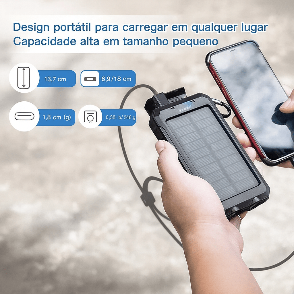 Uma pessoa segura um smartphone e o Carregador Portátil Power Bank Solar USB Preto, conectados por um cabo. Conforme pode ser visto nas especificações do produto em português acima, ele apresenta dimensões compactas, design leve e alta capacidade. A cena se passa ao ar livre, na calçada, sob a luz suave do dia.