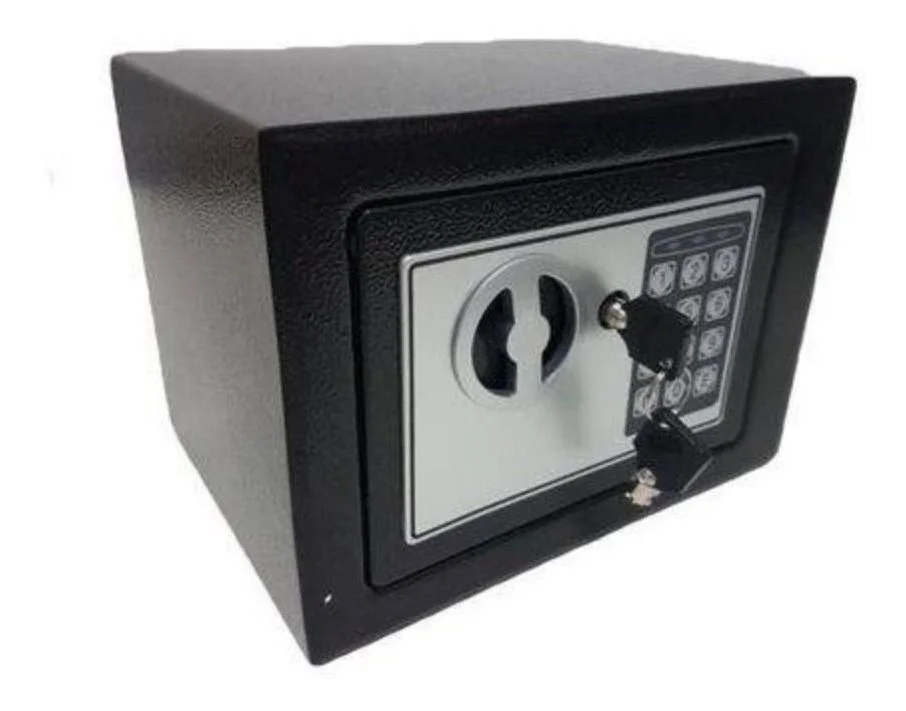 Um cofre digital eletrônico com chave e senha, feito de aço, de tamanho pequeno, nas cores preta e cinza, com acabamento texturizado. Possui um teclado eletrônico, uma maçaneta circular e um tambor de chave localizado abaixo do teclado – onde uma chave fica inserida enquanto o cofre está fechado.