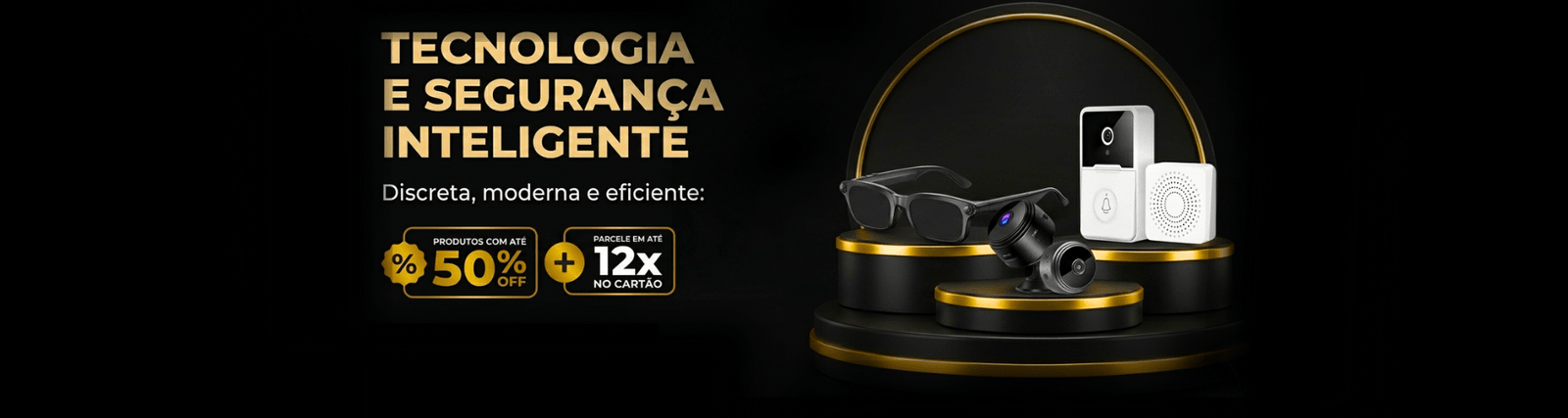 Anúncio em preto e dourado com texto em português promovendo tecnologia de segurança inteligente. São exibidos óculos inteligentes, uma câmera, uma campainha e um sensor sobre pedestais redondos. As ofertas incluem 50% de desconto em itens selecionados e até 12 parcelas no cartão.